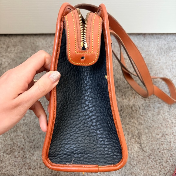 Dooney and Bourke rare vintage all weather leather shoulder bag - Picture 7 of 13
